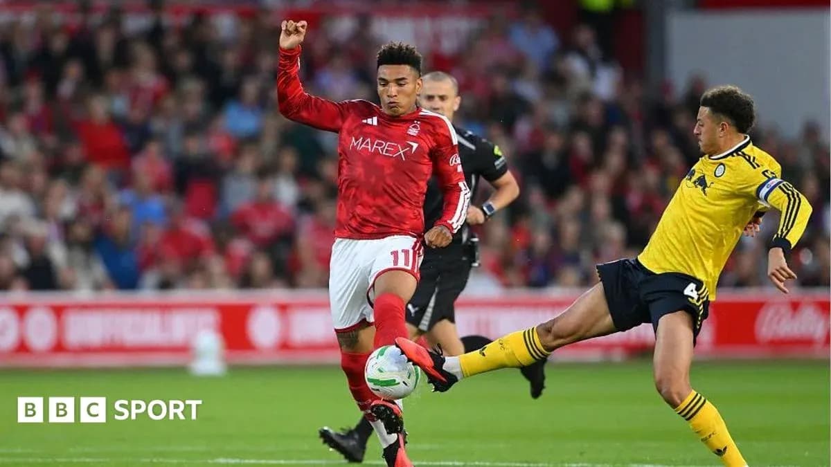 O'yin davomida futbolchilar to'p uchun kurashmoqda O'yin davomida futbolchilar to'p uchun kurashmoqda