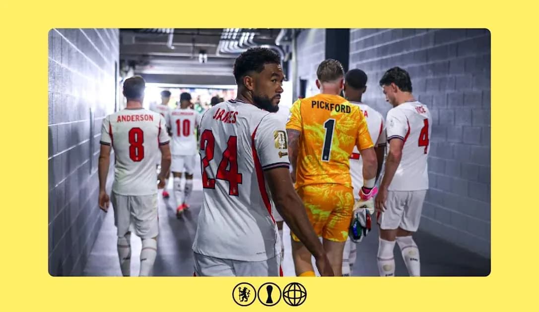 Futbolchilar kirish yo'lidan o'tib ketishmoqda Futbolchilar kirish yo'lidan o'tib ketishmoqda