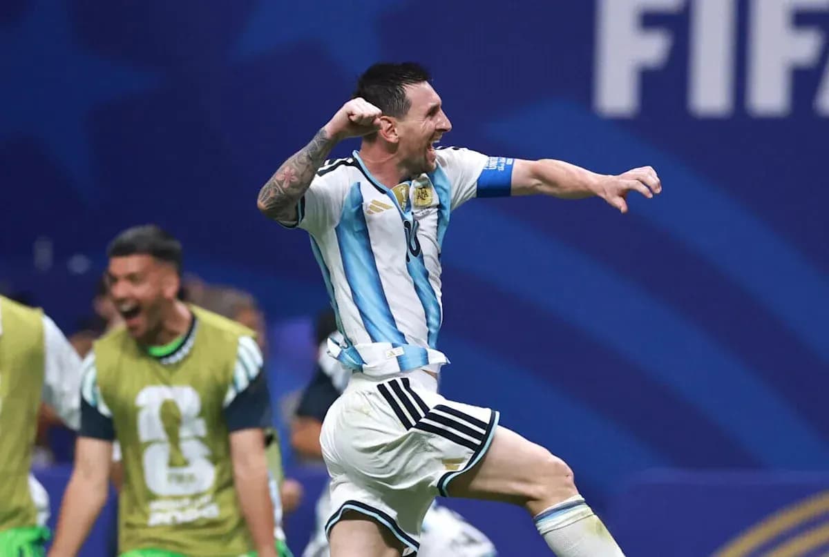 Futbolchi Lionel Messi g'alaba nishonlayapti Futbolchi Lionel Messi g'alaba nishonlayapti