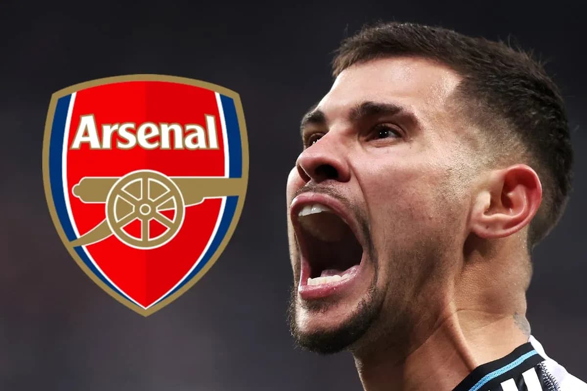 Futbolchi Arsenal logosining oldida ovoz chiqarayotgan Futbolchi Arsenal logosining oldida ovoz chiqarayotgan