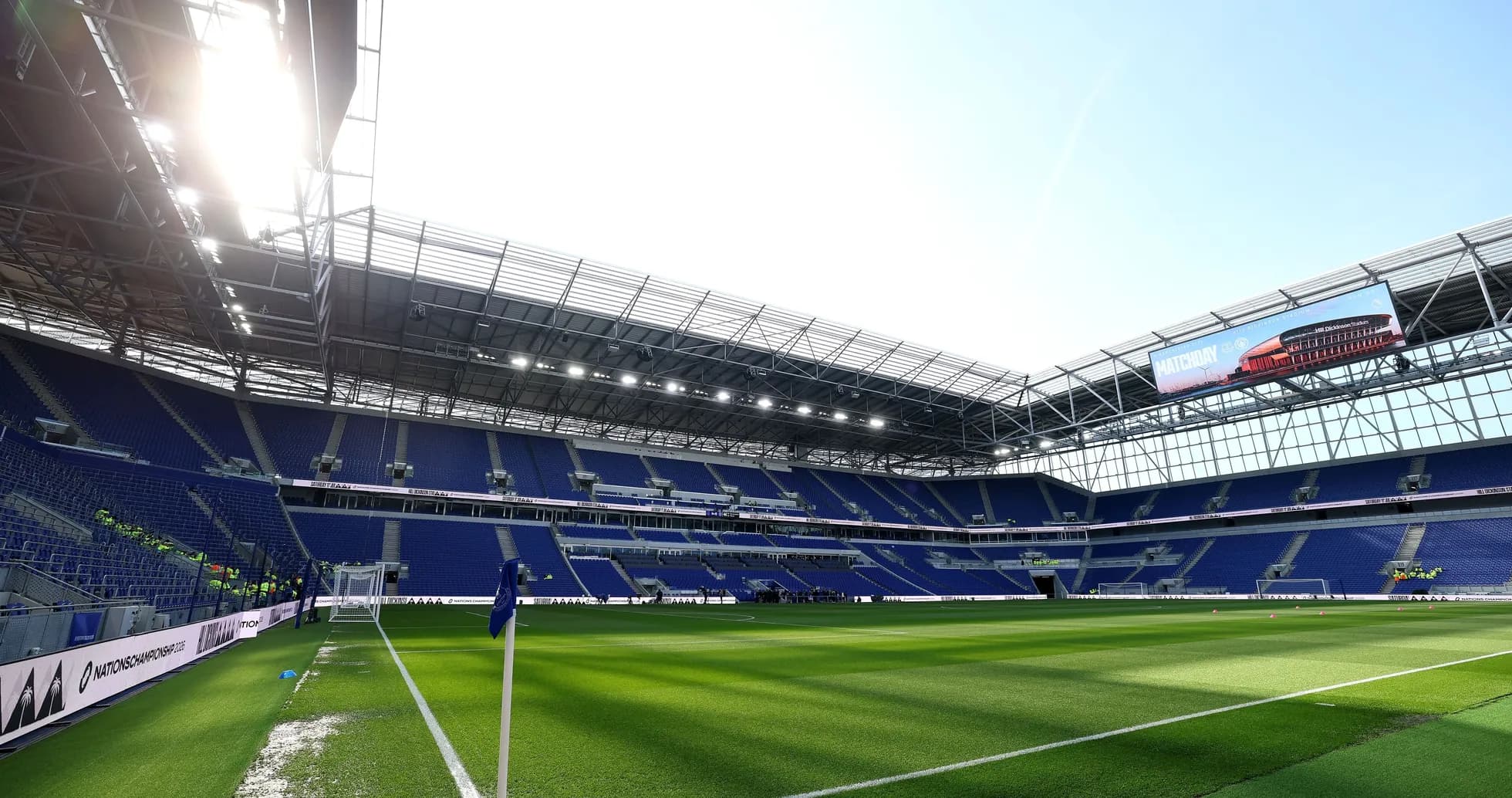 Bo'sh stadion, o'yin maydoni va o'rindiqlar Bo'sh stadion, o'yin maydoni va o'rindiqlar