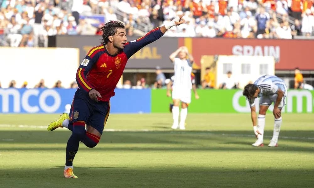 Ispaniya futbolchisi gol urganidan keyin nishonlamoqda Ispaniya futbolchisi gol urganidan keyin nishonlamoqda