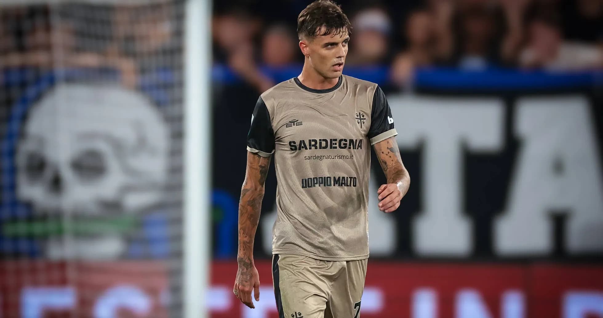 Futbolchi maydonda yurib borayotgan Futbolchi maydonda yurib borayotgan