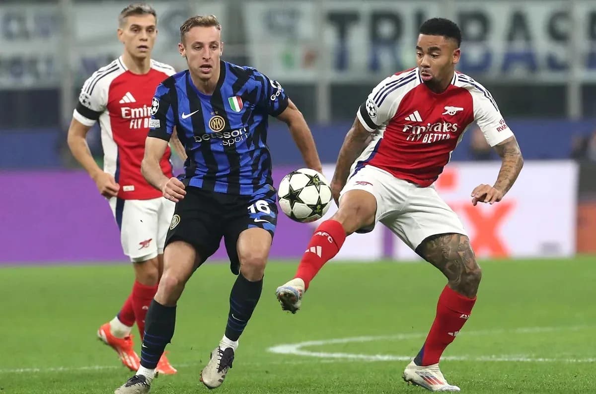 Inter and Arsenal players competing for the ball Inter and Arsenal players competing for the ball