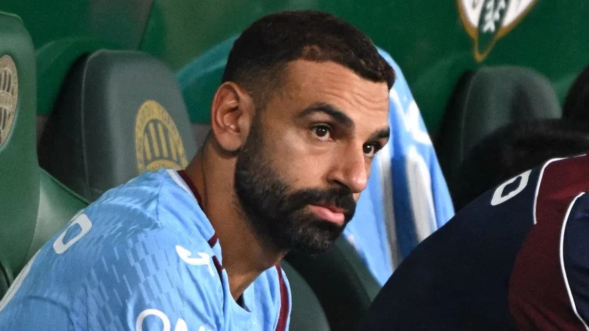Futbolchi o'yin davomida benchada o'tirgan Futbolchi o'yin davomida benchada o'tirgan