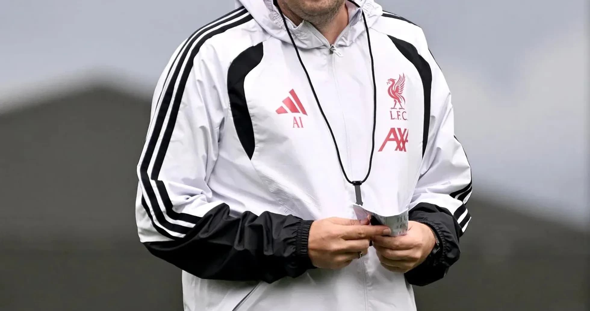 Trener LFC o'quv mashg'ulotida kulib yurmoqda Trener LFC o'quv mashg'ulotida kulib yurmoqda