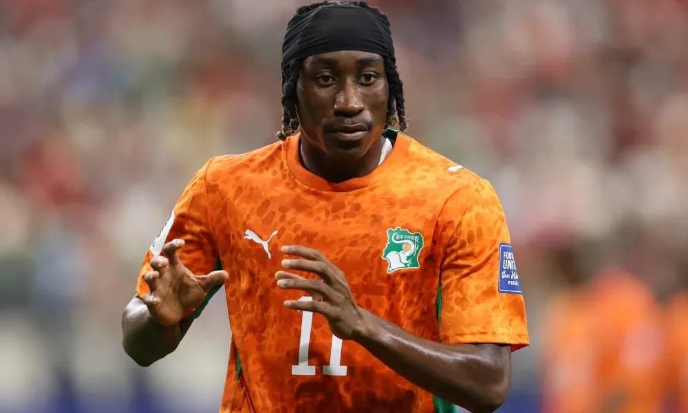 Futbolchi maydonda harakatda, Ivoriyalik forma kiygan Futbolchi maydonda harakatda, Ivoriyalik forma kiygan