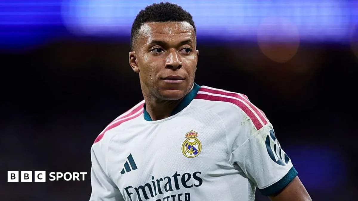 Futbolchi maydonida Real Madrid formasi kiygan Futbolchi maydonida Real Madrid formasi kiygan