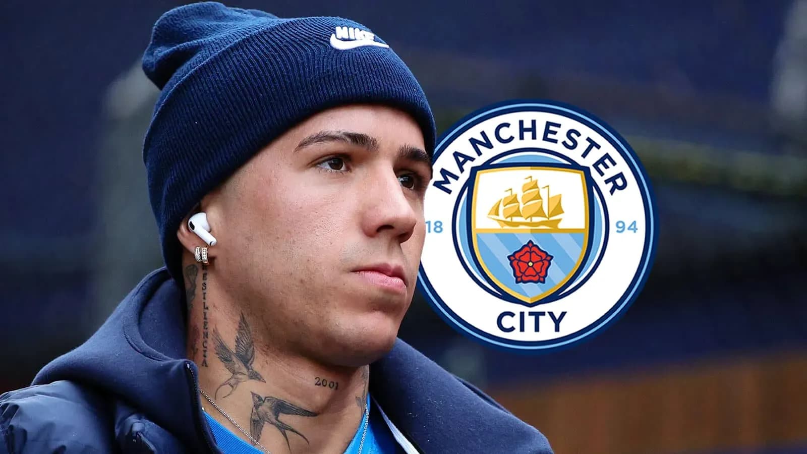 Futbolchi, Manchester City logosi oldida, tayyorlanmoqda Futbolchi, Manchester City logosi oldida, tayyorlanmoqda