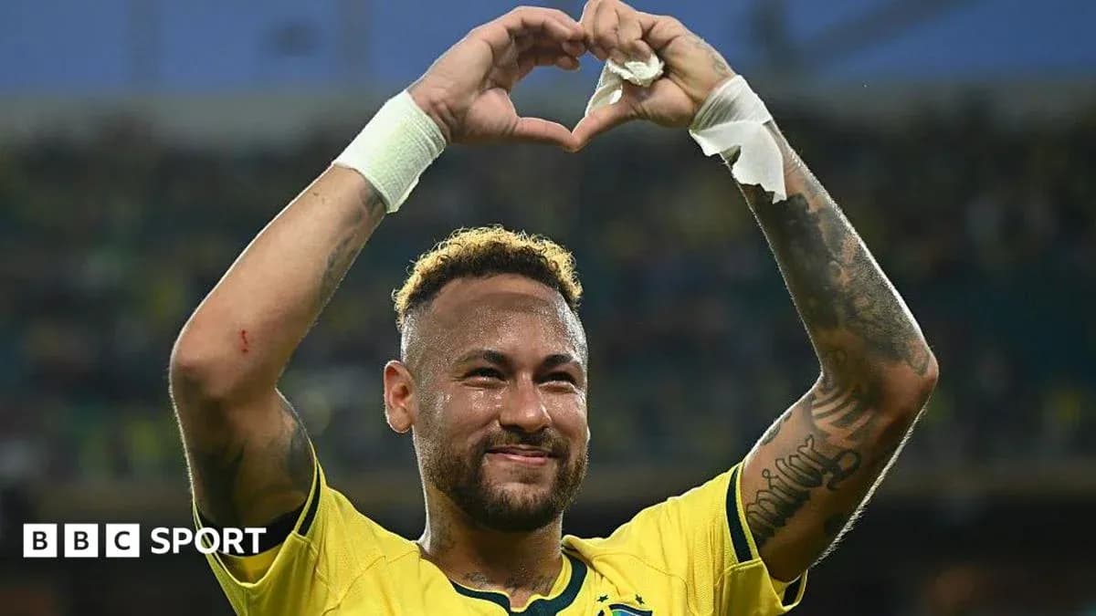Futbolchi Neymar qalb shaklini yasamoqda Futbolchi Neymar qalb shaklini yasamoqda