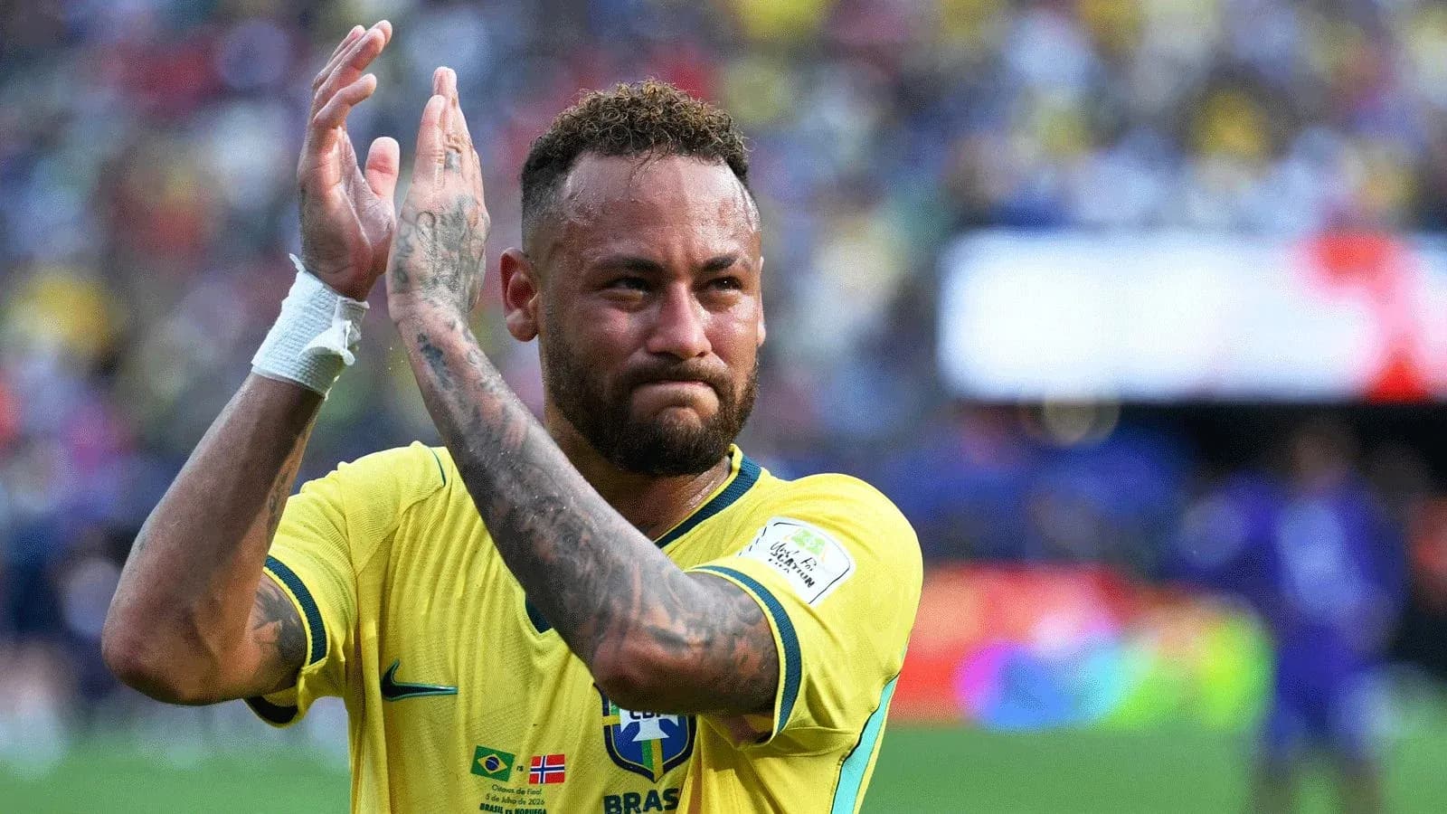 Futbolchi Neymar o'yin oxirida muxlislarga qo'l silamoqda Futbolchi Neymar o'yin oxirida muxlislarga qo'l silamoqda