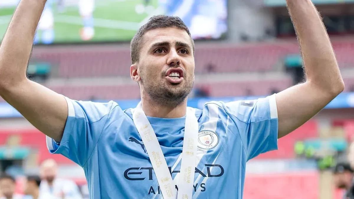 Futbolchi kubokni ko'tarib turgan Futbolchi kubokni ko'tarib turgan
