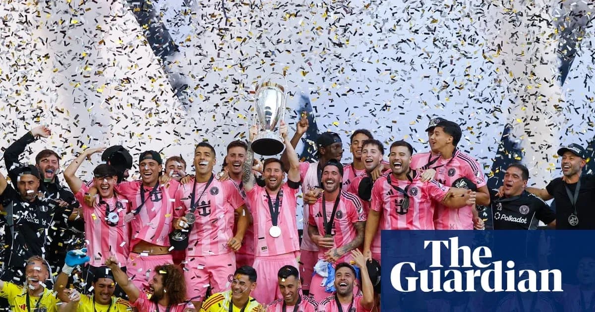 Futbolchilar chempionlik kubogini ko'tarib turishmoqda Futbolchilar chempionlik kubogini ko'tarib turishmoqda