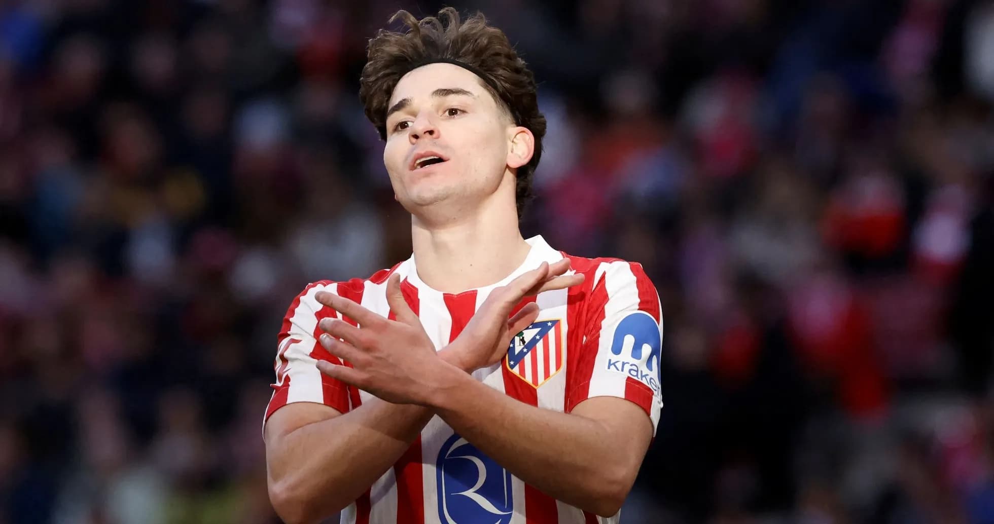 Futbolchi maydonda xoch belgilari bilan Futbolchi maydonda xoch belgilari bilan