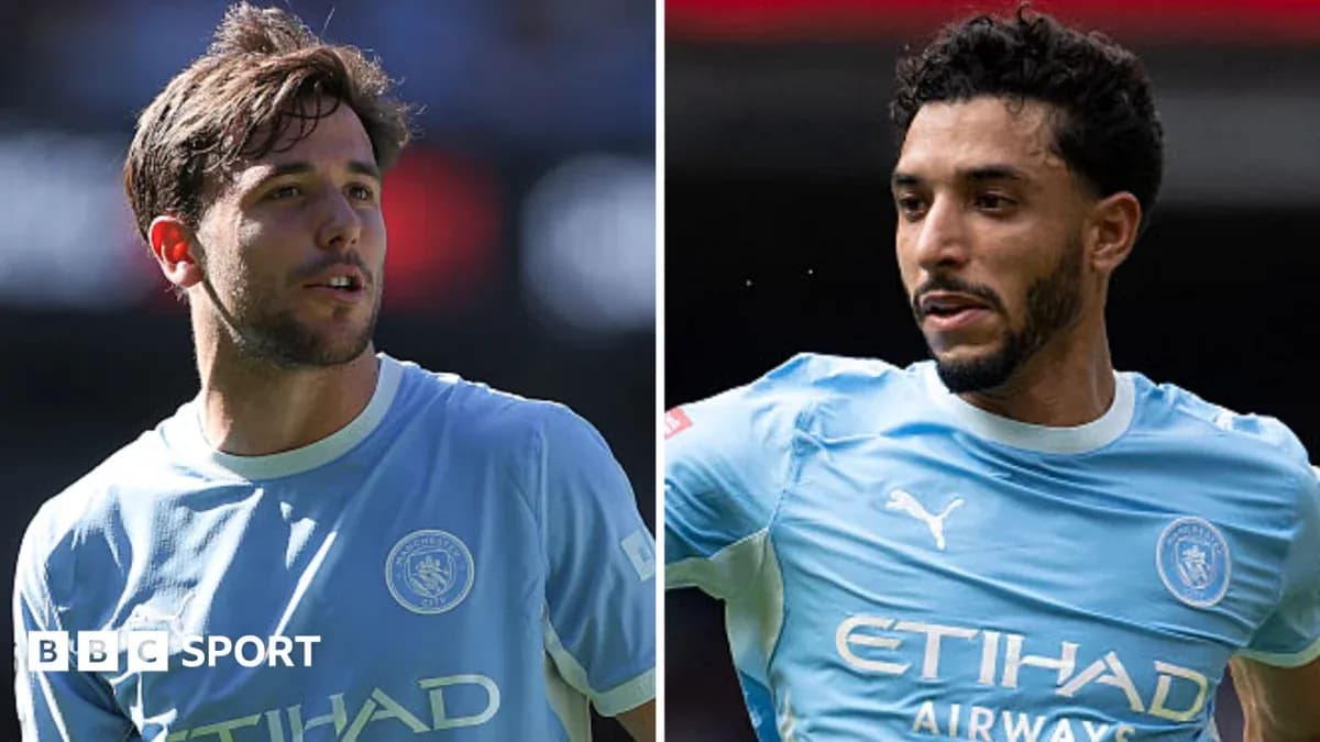 Ikkita futbolchi Manchester City formasida Ikkita futbolchi Manchester City formasida