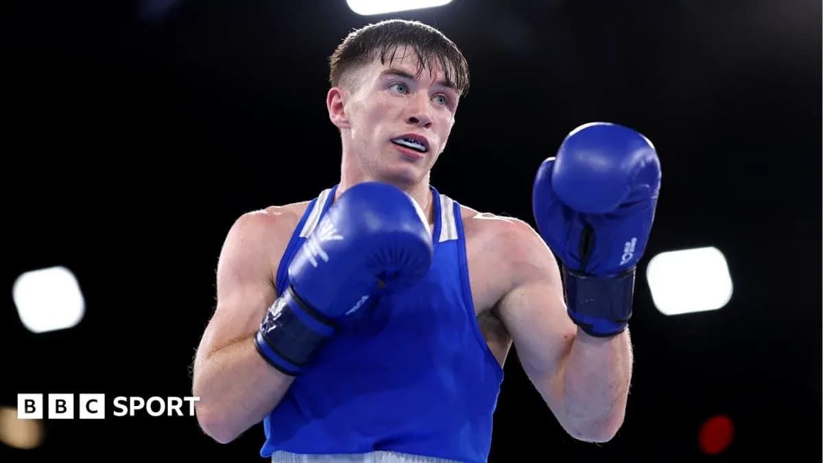 Bokschi jangda sportchi ko'k forma kiygan Bokschi jangda sportchi ko'k forma kiygan