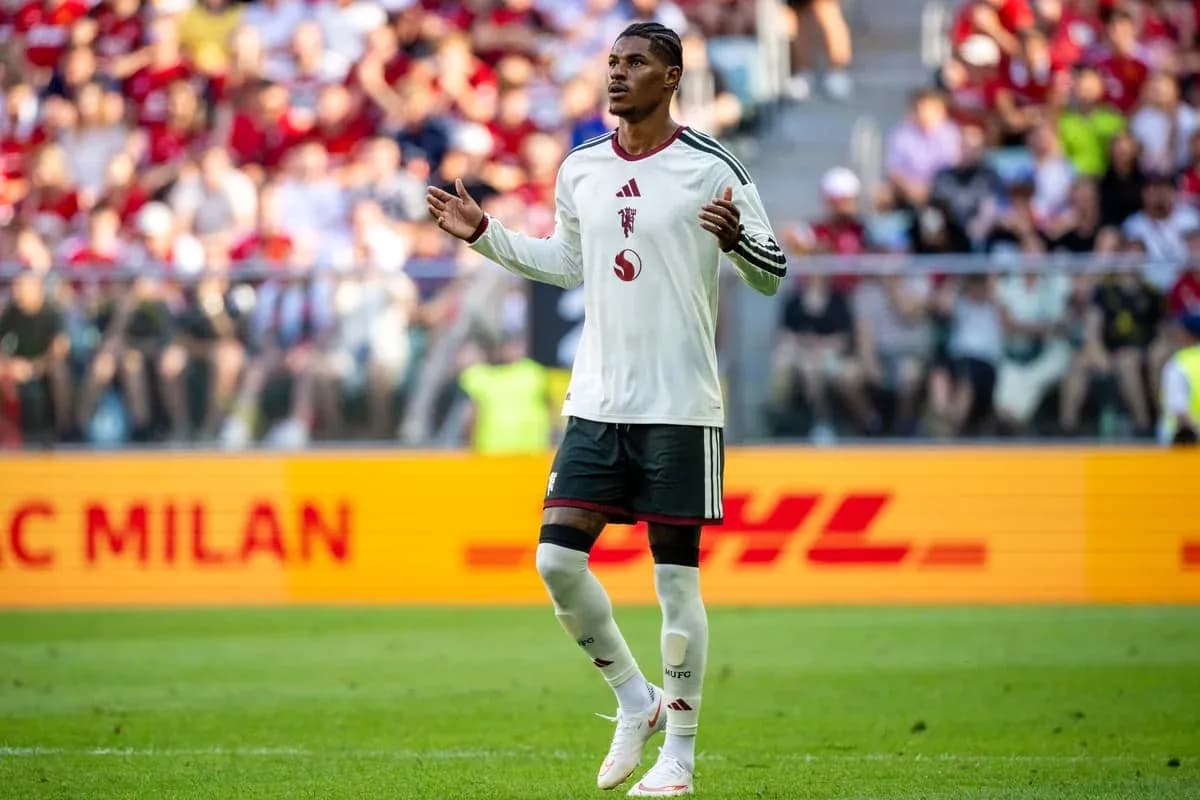 Futbolchi maydonda qo'llarini ochib turibdi Futbolchi maydonda qo'llarini ochib turibdi