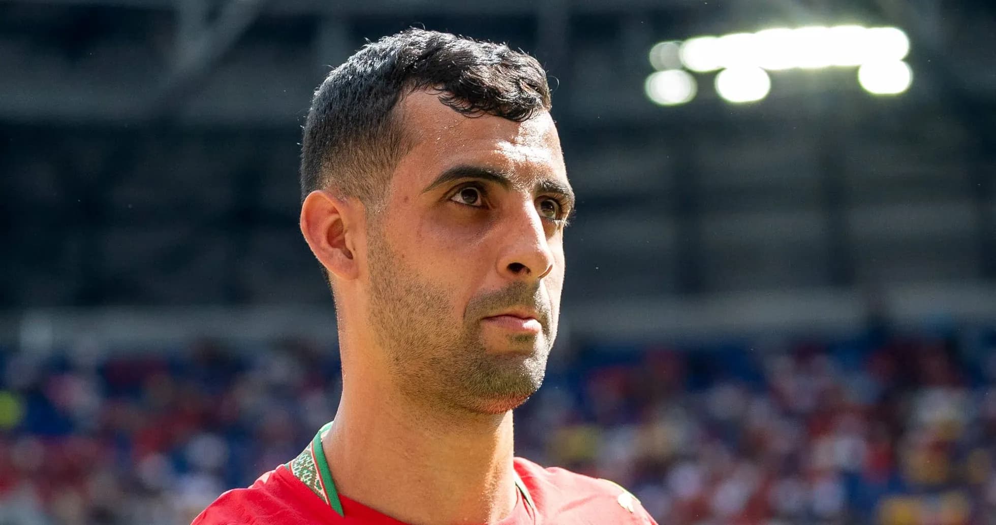 Futbolchi maydonda o'yin oldidan tayyorgarlik ko'rmoqda Futbolchi maydonda o'yin oldidan tayyorgarlik ko'rmoqda