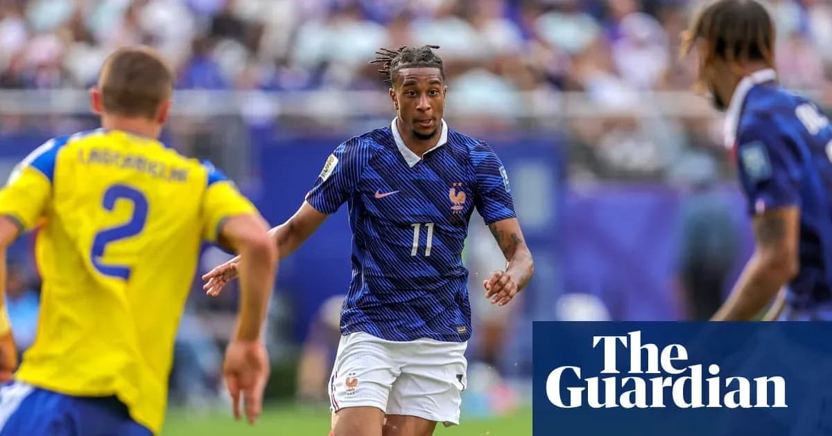 Fransiya futbolchisi raqibdan o‘tmoqda Fransiya futbolchisi raqibdan o‘tmoqda