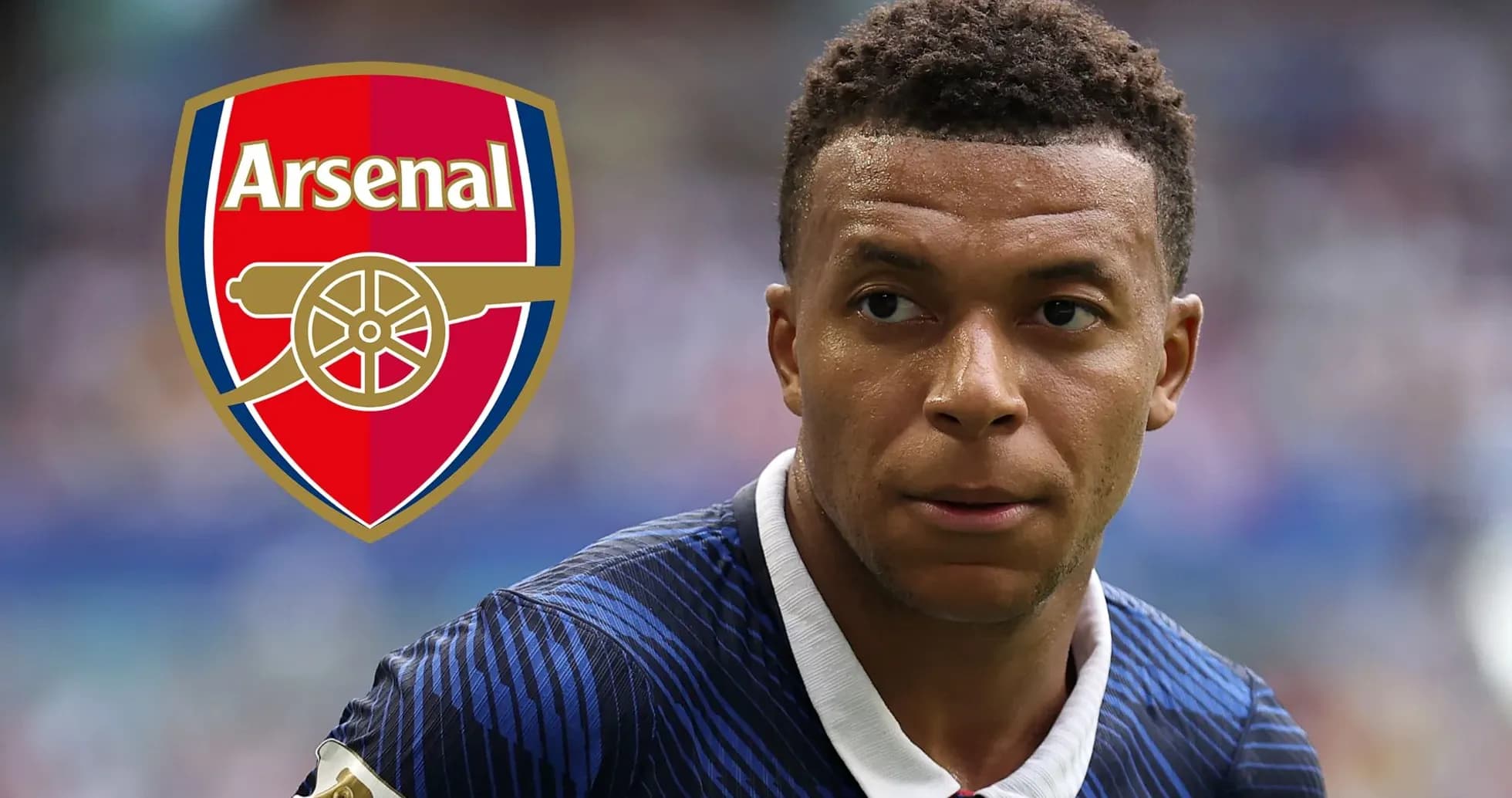 Futbolchi maydonda Arsenal logosi bilan Futbolchi maydonda Arsenal logosi bilan