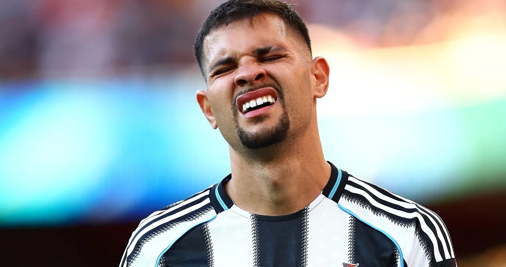 Futbolchi maydonda og'riq his qilib turibdi Futbolchi maydonda og'riq his qilib turibdi