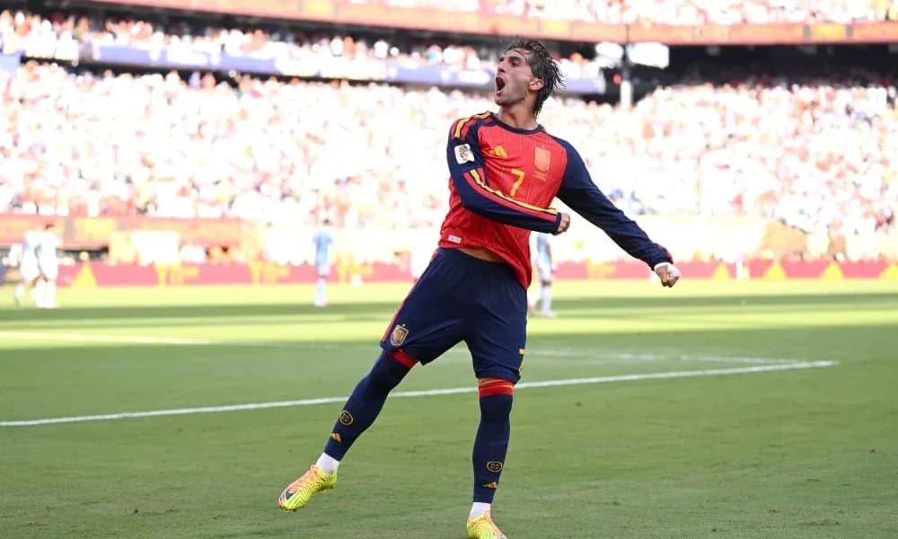 Futbolchi goli uchun quvonch bilan nishonlayapti Futbolchi goli uchun quvonch bilan nishonlayapti