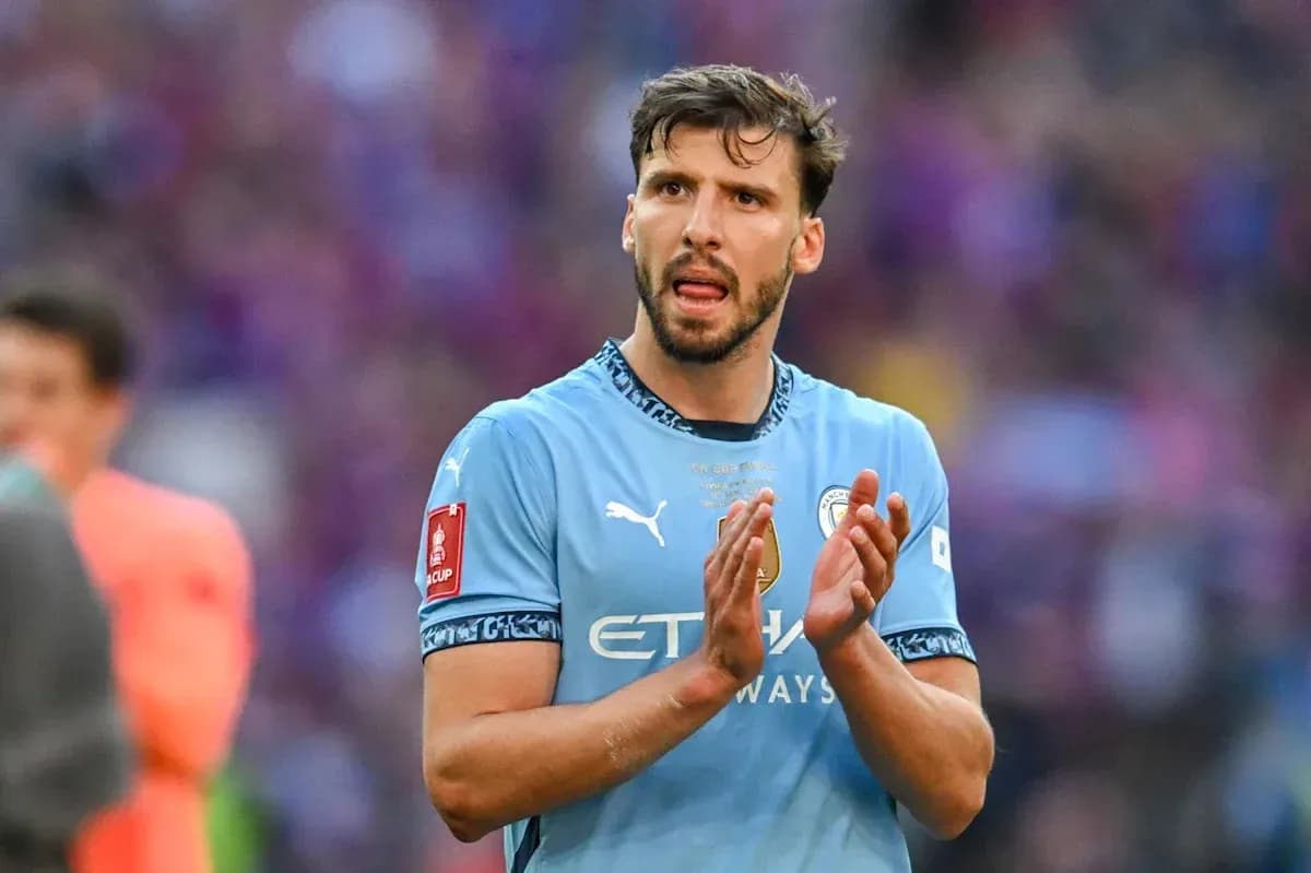Futbolchi maydonda qo'llarini chalqanayotgan Futbolchi maydonda qo'llarini chalqanayotgan