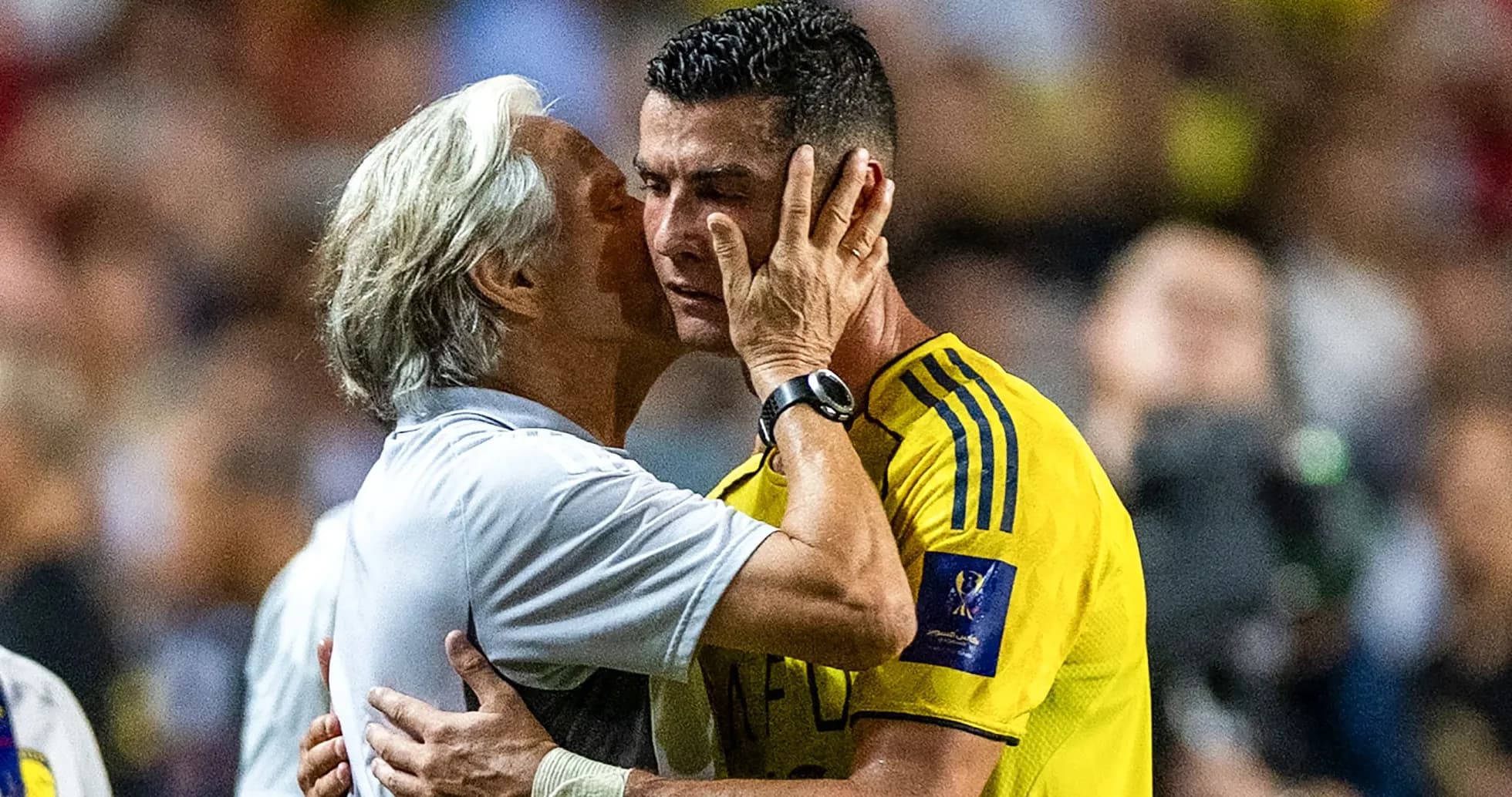 Koç va futbolchi bir-biriga yaqinlashmoqda Koç va futbolchi bir-biriga yaqinlashmoqda