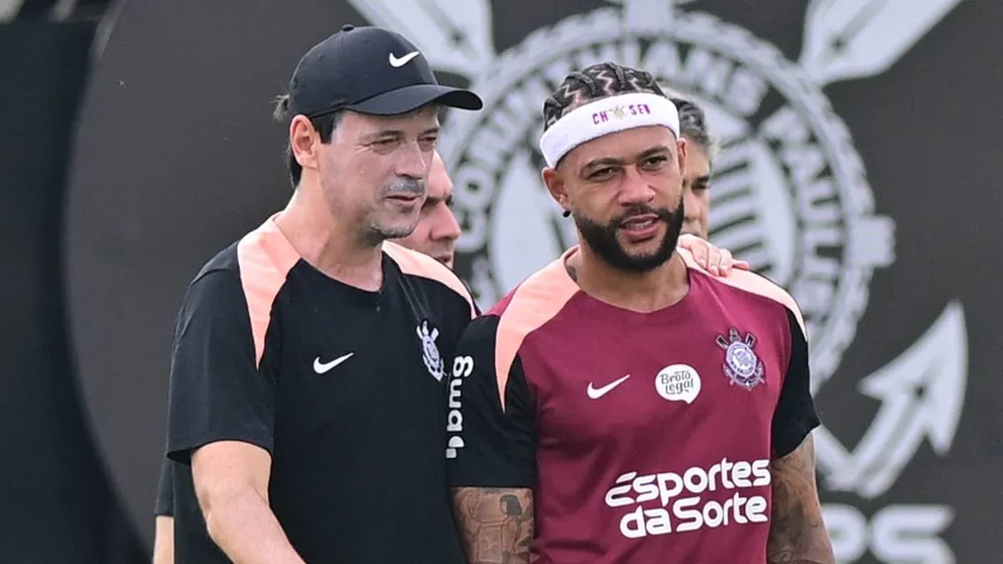 Trener va futbolchi trening davomida suhbatlashmoqda Trener va futbolchi trening davomida suhbatlashmoqda