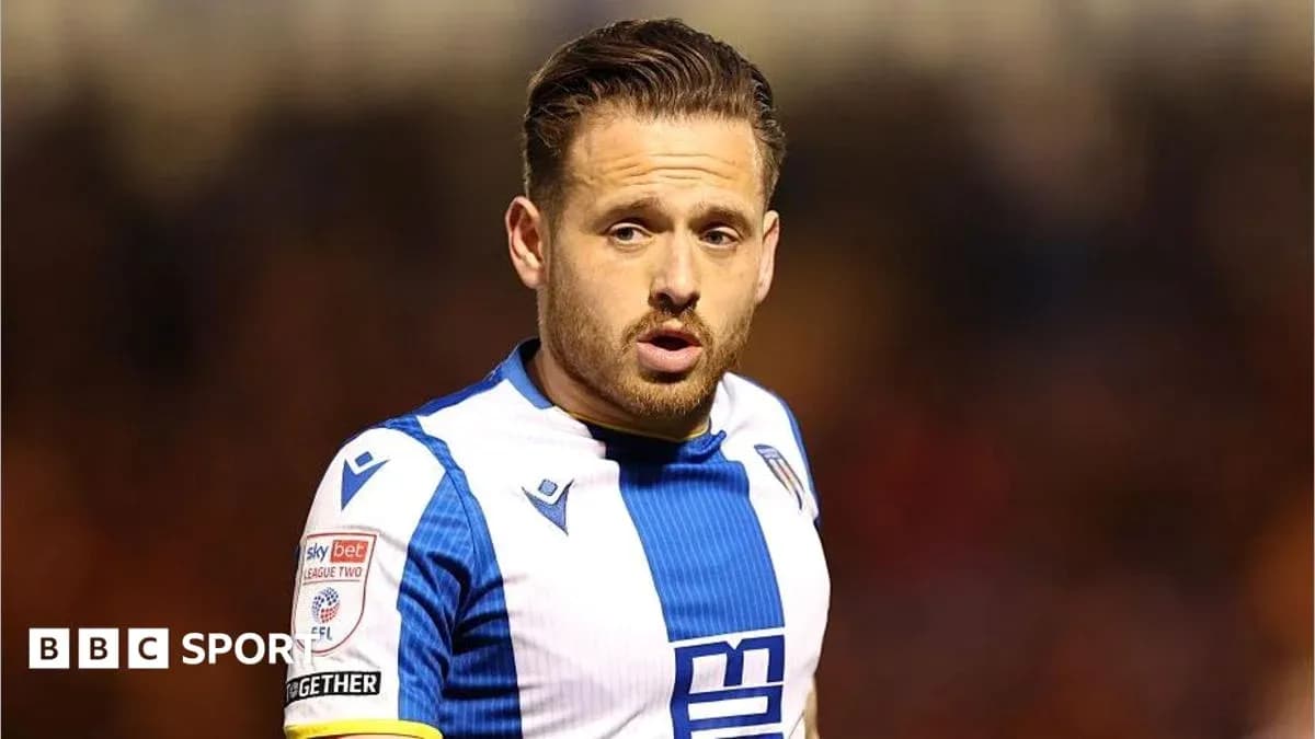 Futbolchi maydonda, oq va ko'k formada Futbolchi maydonda, oq va ko'k formada