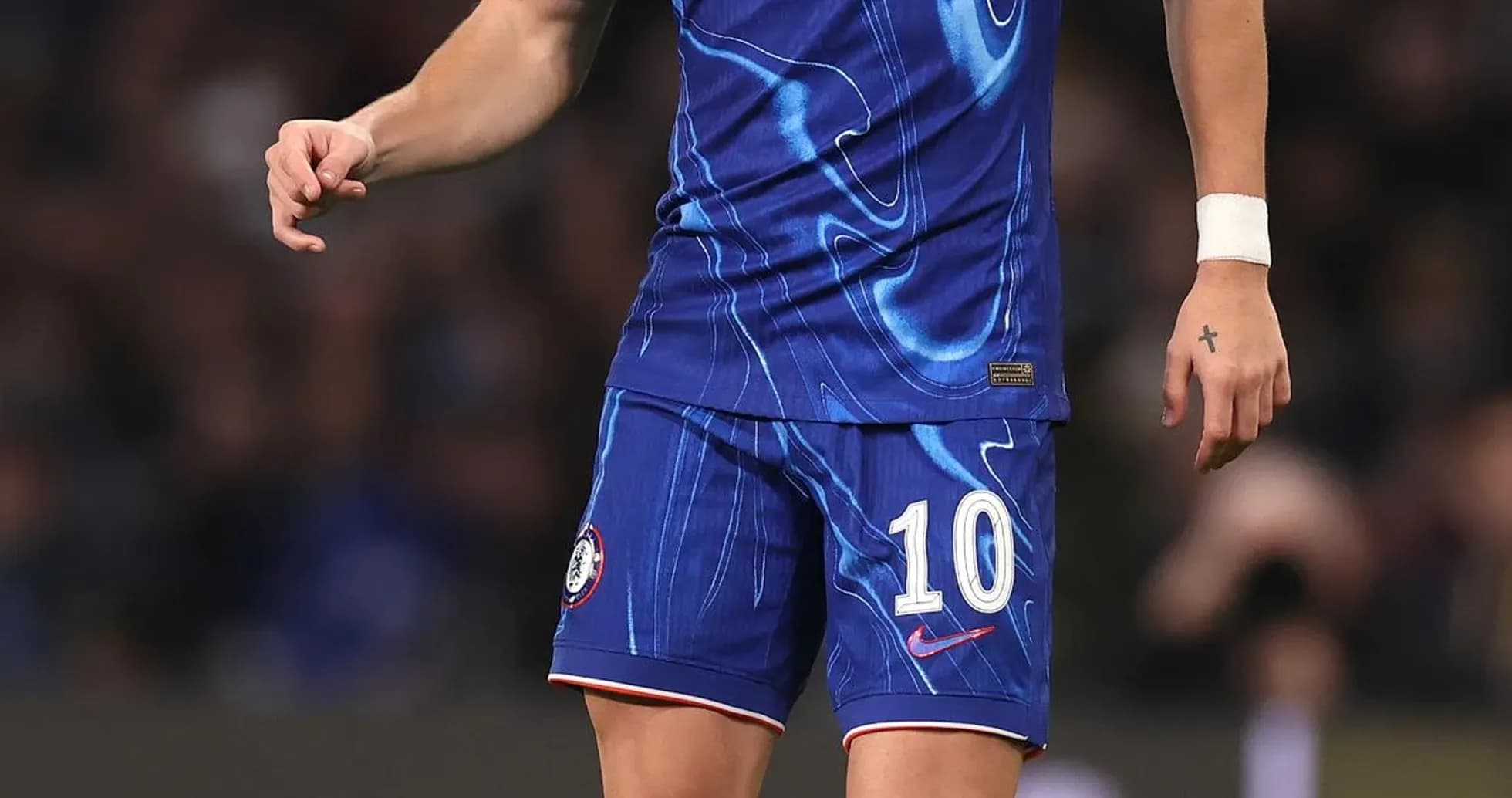 Futbolchi Chelsea formasida to'p bilan maydonda Futbolchi Chelsea formasida to'p bilan maydonda