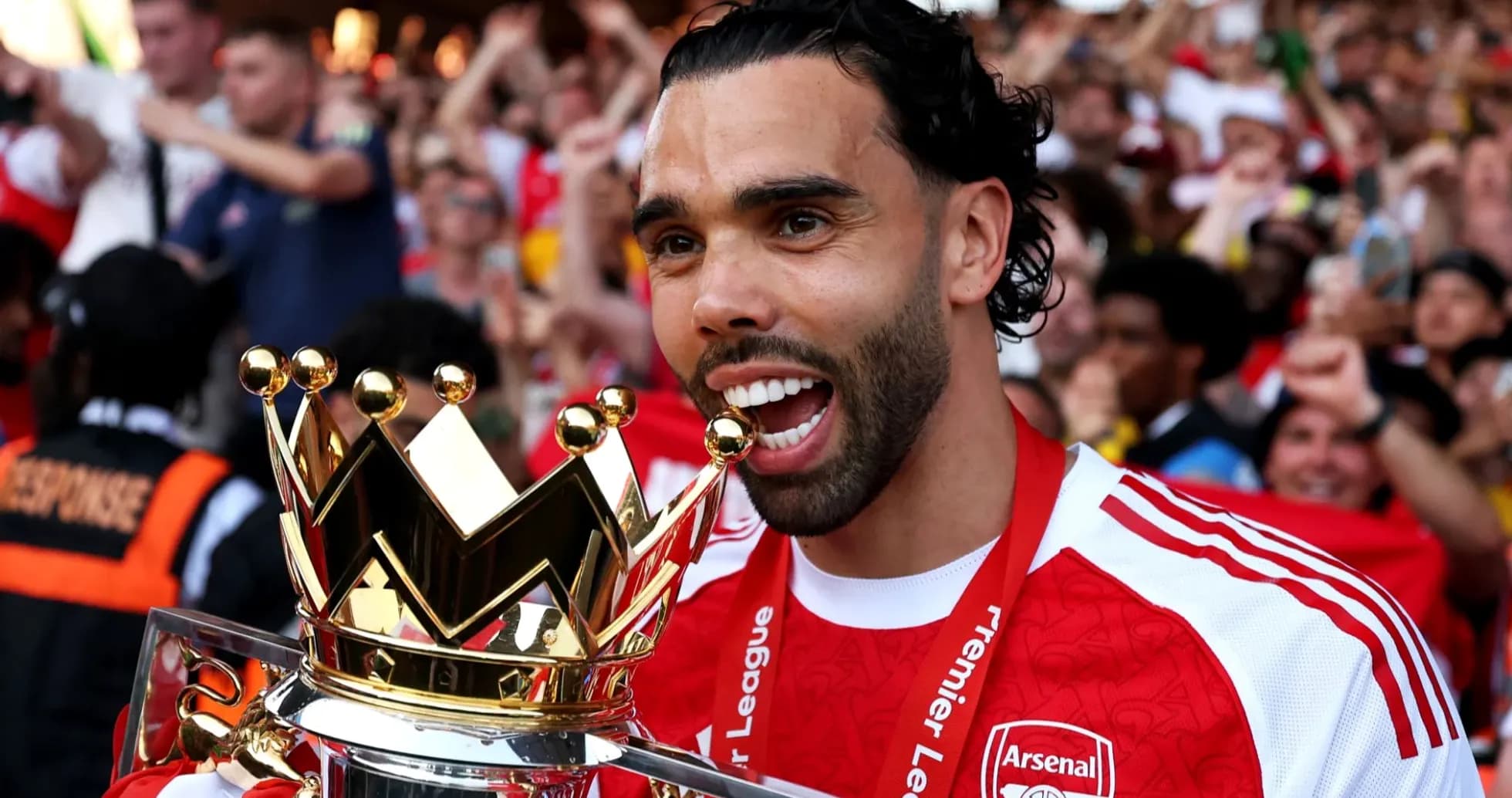 O'yinchi Premier League kubogini ushlab turibdi O'yinchi Premier League kubogini ushlab turibdi