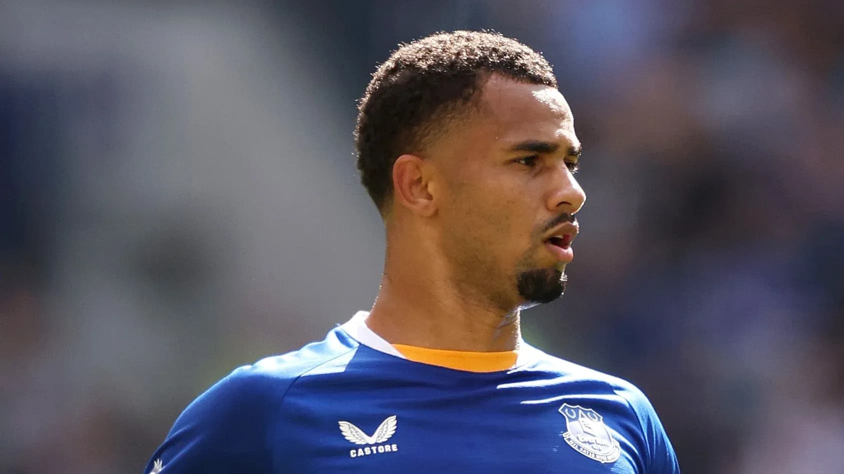 Futbolchi Everton formasi bilan maydonda Futbolchi Everton formasi bilan maydonda