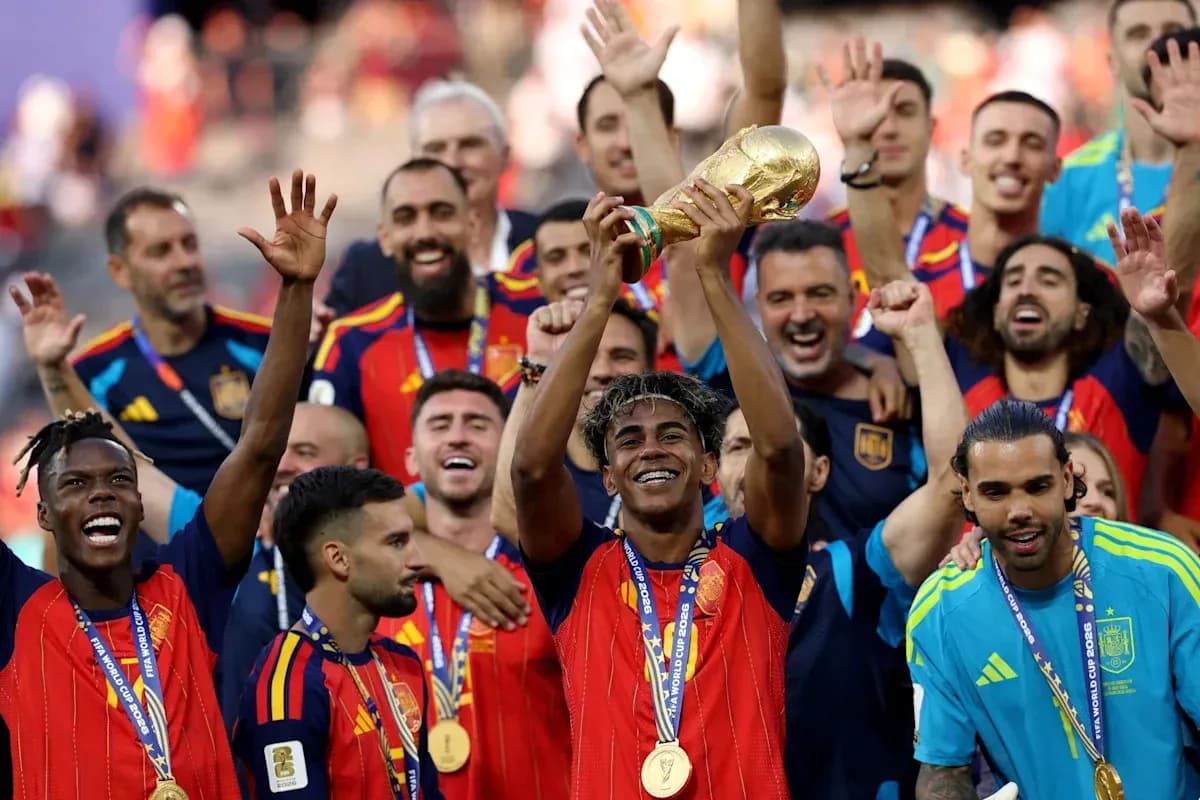 Ispaniya terma jamoasi FIFA Jahon Kubogini qo'lga kiritmoqda Ispaniya terma jamoasi FIFA Jahon Kubogini qo'lga kiritmoqda