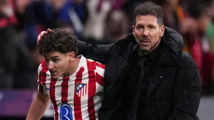 Atlético Madrid player being assisted by coach Atlético Madrid player being assisted by coach