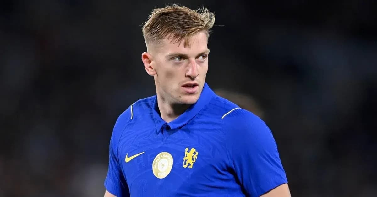 Futbolchi Chelsi formasida maydonda Futbolchi Chelsi formasida maydonda