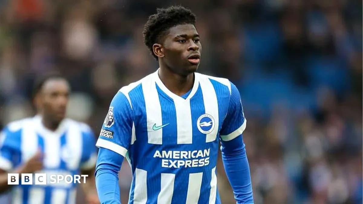 Futbolchi Brighton formasi kiyimida maydonda Futbolchi Brighton formasi kiyimida maydonda