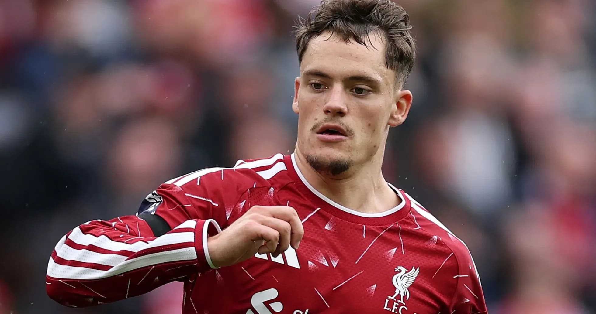 Futbolchi maydonda harakatda, LFC formasi kiygan Futbolchi maydonda harakatda, LFC formasi kiygan