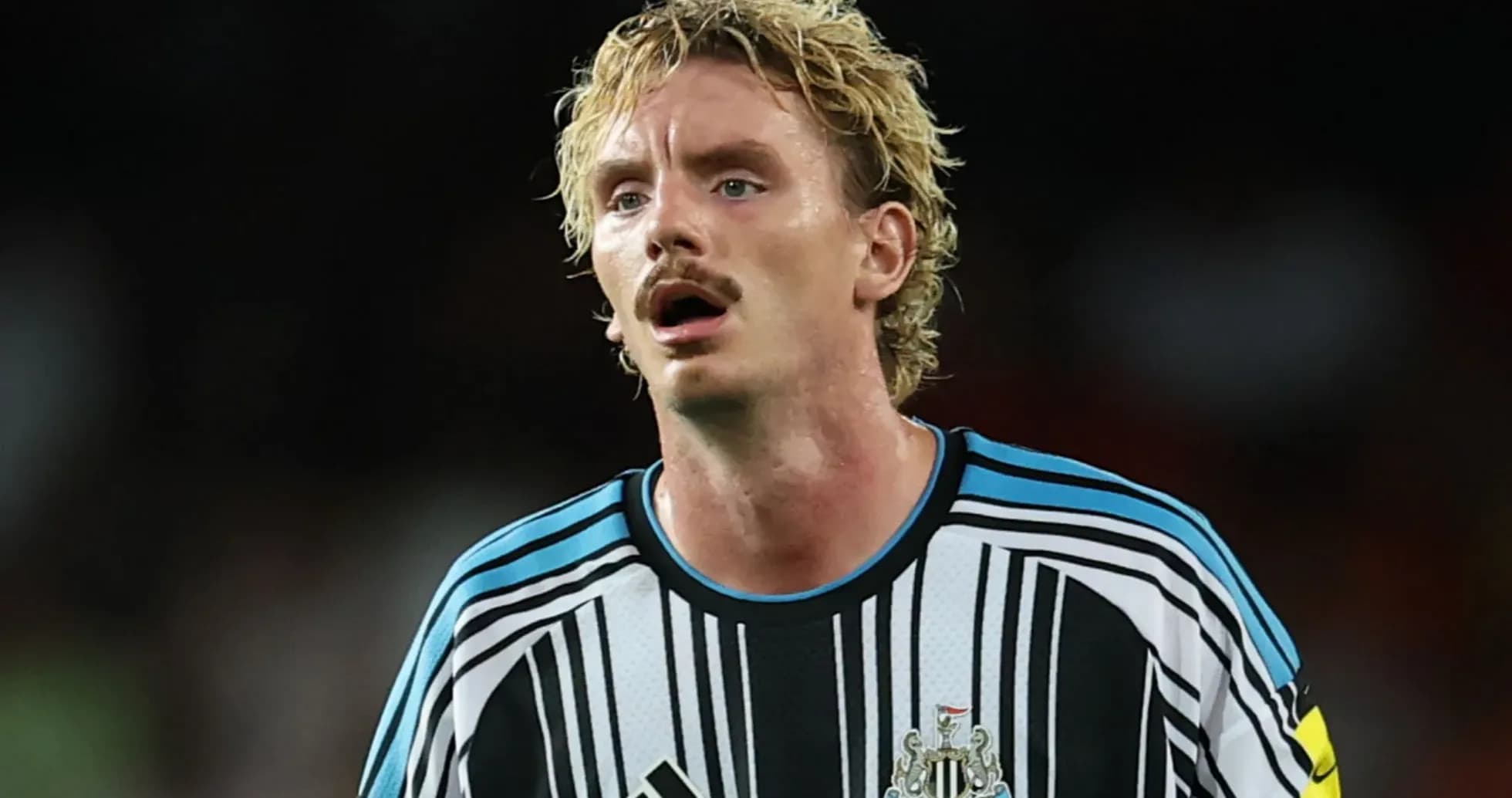 Futbolchi Newcastle United formasida, maydonda Futbolchi Newcastle United formasida, maydonda