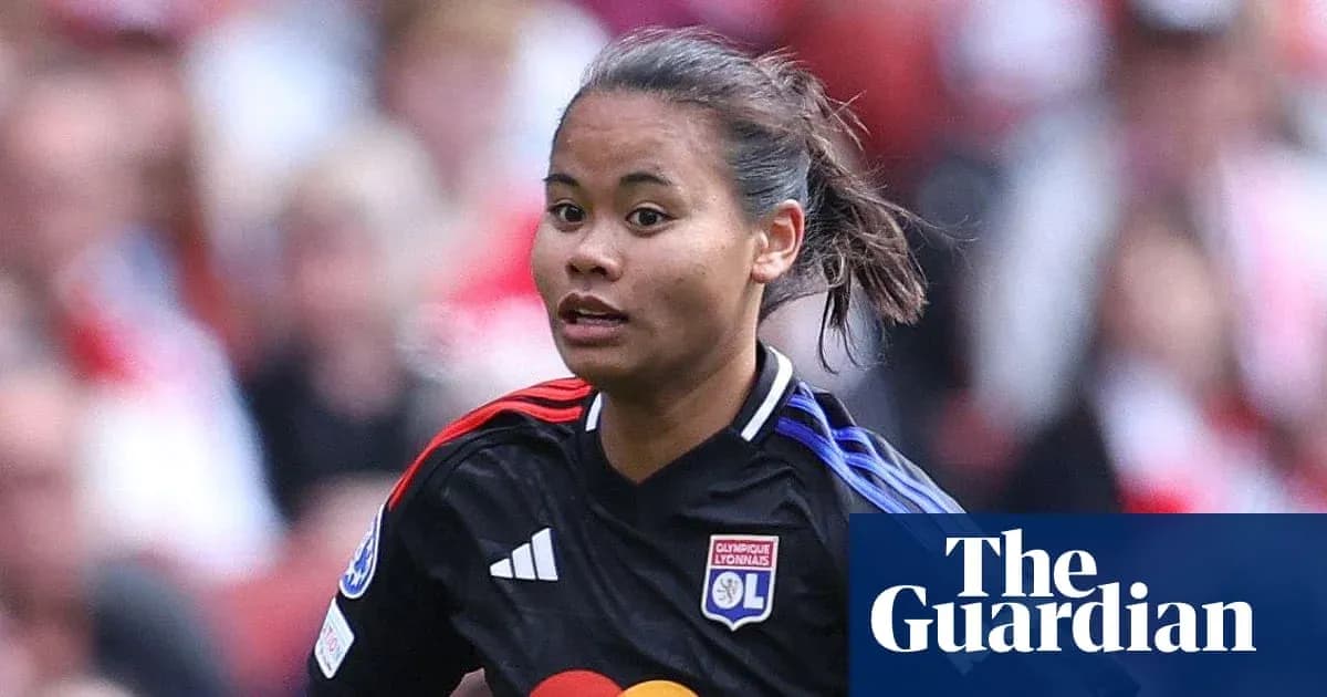 Futbolchi OL formasida maydonda harakatda Futbolchi OL formasida maydonda harakatda