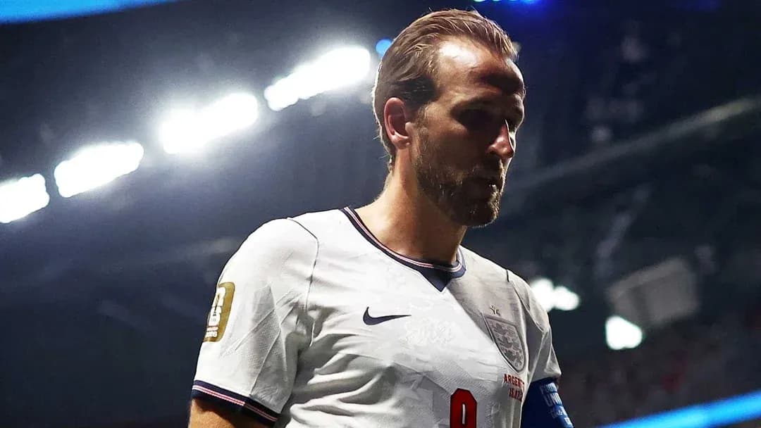 Futbolchi maydonga kirib kelmoqda, England formasi Futbolchi maydonga kirib kelmoqda, England formasi
