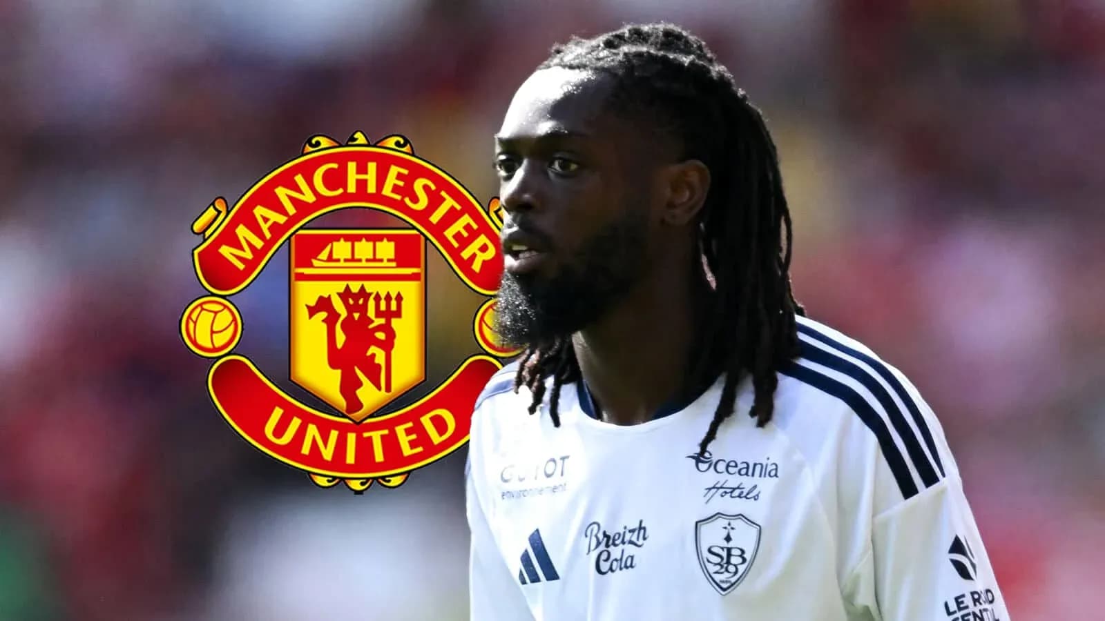 Futbolchi Manchester United logosi bilan maydonda Futbolchi Manchester United logosi bilan maydonda