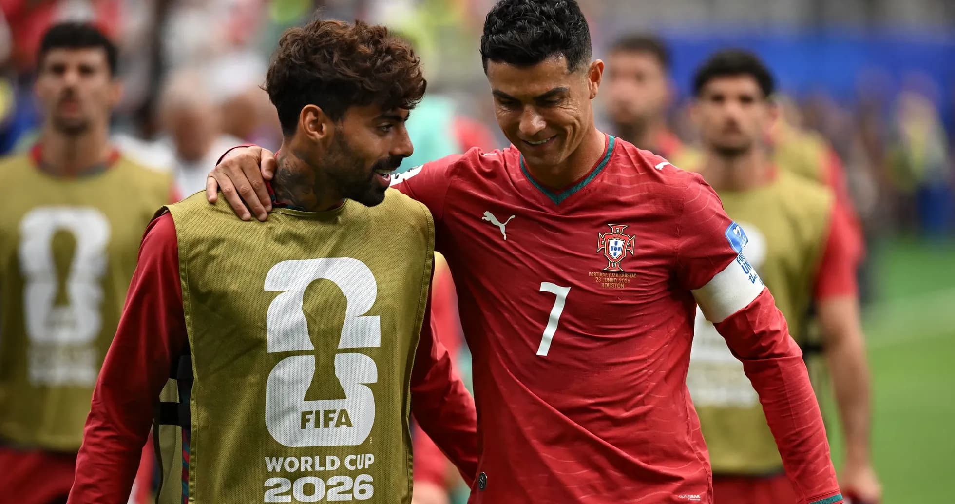 Ikkita futbolchi musobaqa oldidan bir-biriga yaqinlashmoqda Ikkita futbolchi musobaqa oldidan bir-biriga yaqinlashmoqda
