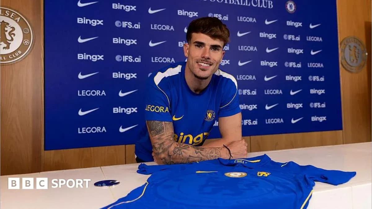 Futbolchi Chelsea futbol formasida imzo qo'ymoqda Futbolchi Chelsea futbol formasida imzo qo'ymoqda