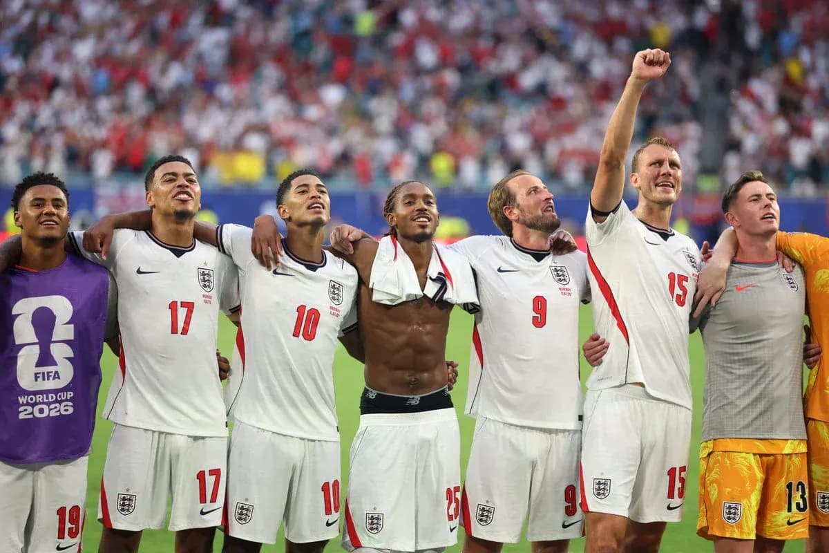 Ingliz futbolchilar qo'shilgan holda g'alaba nishonlayapti Ingliz futbolchilar qo'shilgan holda g'alaba nishonlayapti