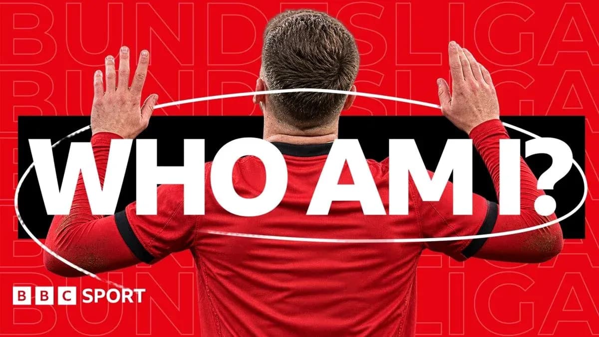 Futbolchi orqa tomondan qo'l ko'tarib turibdi Futbolchi orqa tomondan qo'l ko'tarib turibdi