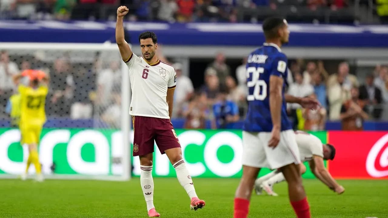 Ispaniya futbolchisi to'p bilan g'alaba qozonmoqda Ispaniya futbolchisi to'p bilan g'alaba qozonmoqda