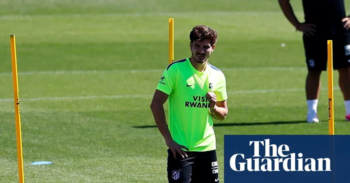 Futbolchi mashg'ulot davomida to'p bilan Futbolchi mashg'ulot davomida to'p bilan
