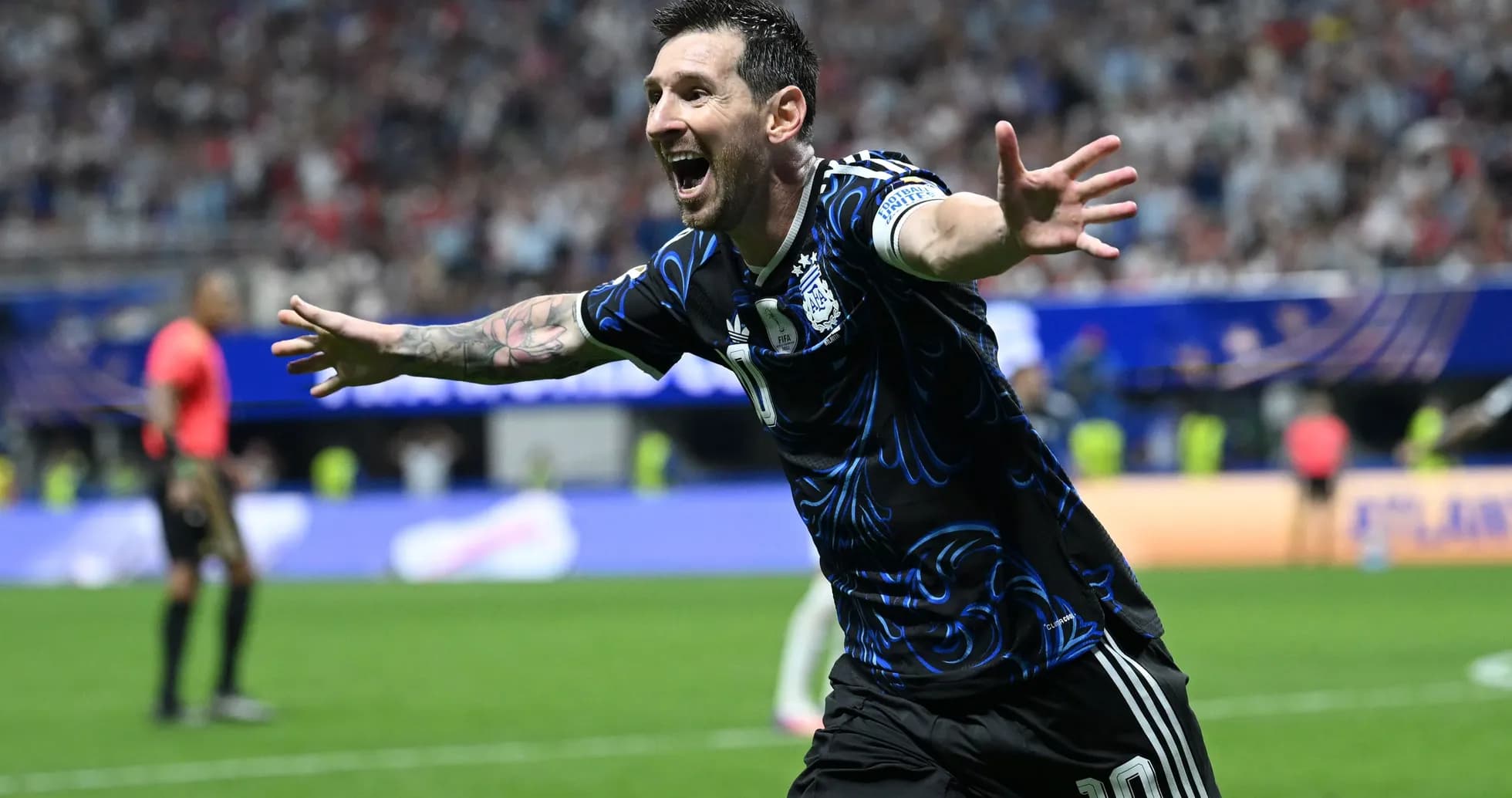 Futbolchi gol urib, qo'llarini ochgan Futbolchi gol urib, qo'llarini ochgan