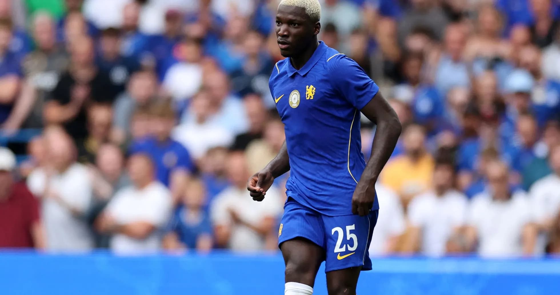 Futbolchi Chelsea formasida maydonda harakatda Futbolchi Chelsea formasida maydonda harakatda